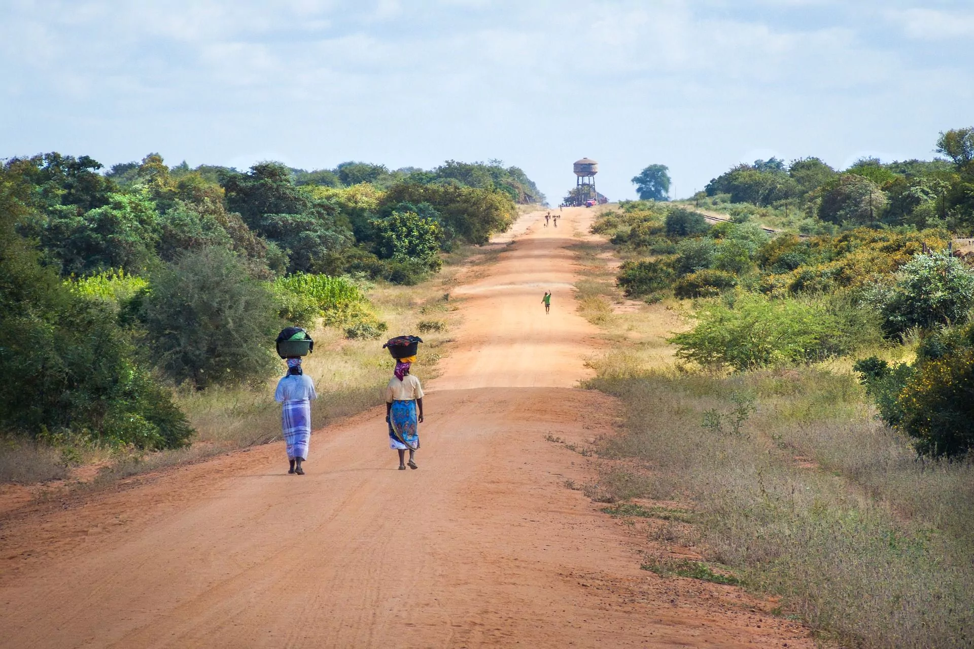 https://1001reise.net/wp-content/uploads/2024/02/FA_african-women-walking-along-road-2983081_1920.jpg