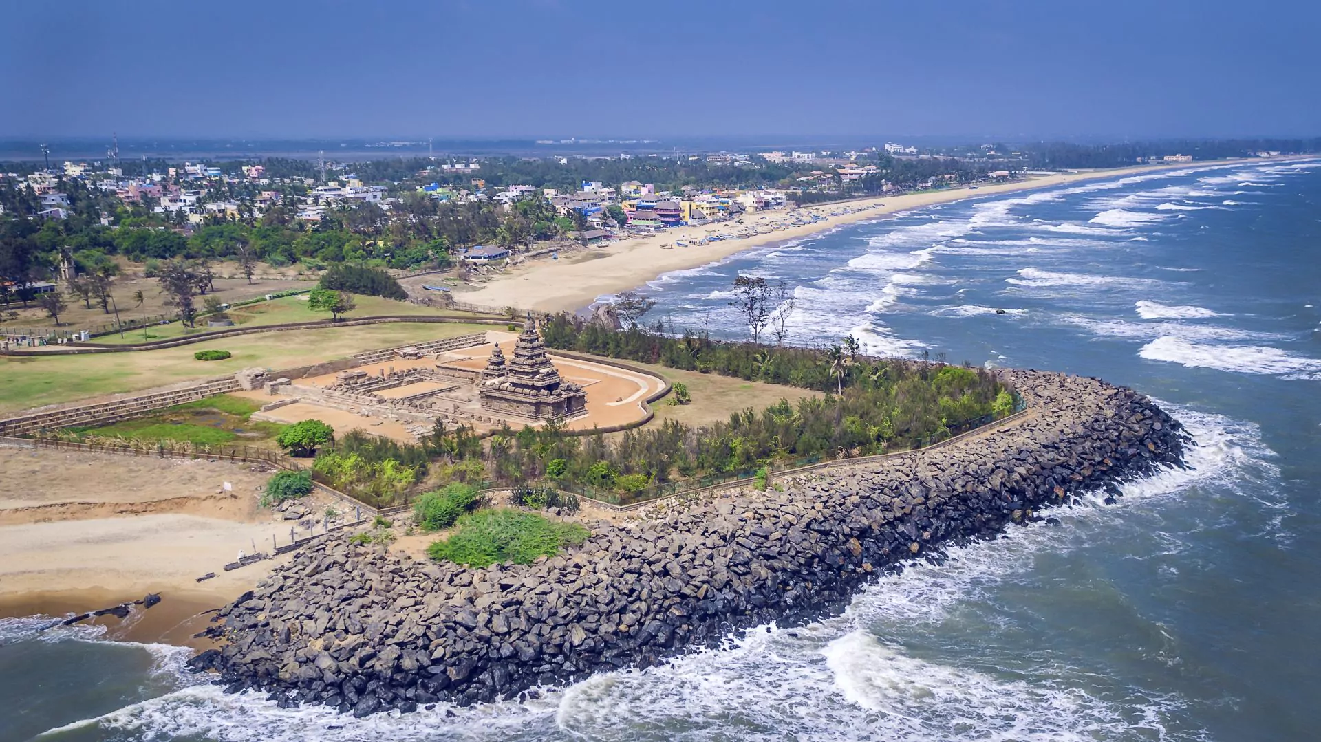 https://1001reise.net/wp-content/uploads/2024/06/FA2_Shore-Temple-Mahabalipuram-Tamil-Nadu_DJI_0732.jpg